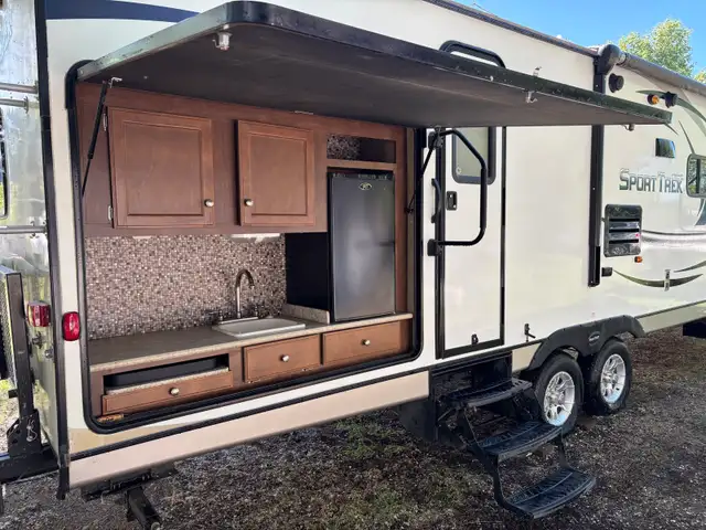 2014 Venture SportTrek 322VBH – Rear Bunkhouse, Outdoor Kitchen, in Travel Trailers & Campers in Regina - Image 3