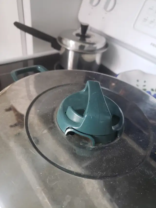 GRANDE CASSEROLE, INTÉRIEUR AMTIADHÉSIF in Kitchen & Dining Wares in City of Montréal - Image 3