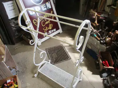 DECORATIVE HEAVY GAUGE METAL SHABBY CHIC QUILT DISPLAY RACK $80., View more