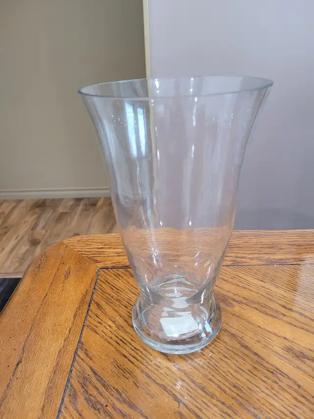GLASS VASE 