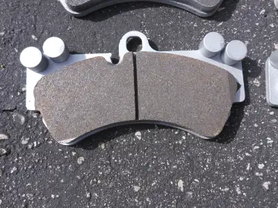 New set of 4 pads without a wear-indicator installed. Extra anticorrosive paint on the back. 2007-15...