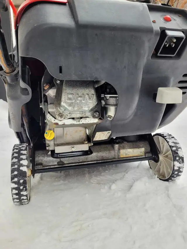 Toro Powerclear 421QE snowblower in Snowblowers in Kitchener / Waterloo - Image 5