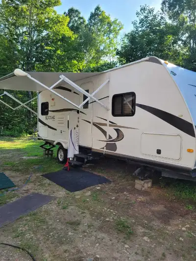 Roulotte à vendre [Modèle 242RESL] Kodiak par Dutchmen 2011 Poids à vide : 5118 lbs GVWR : 6600 lbs...