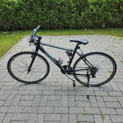 Vélo Giant Escape 21 vitesse état neuf très peu servis. Roues 26 pouces