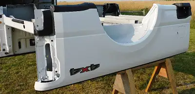 Here for sale is a new 8' truck box. Made entirely of aluminum. Its a take off from a brand new truc...