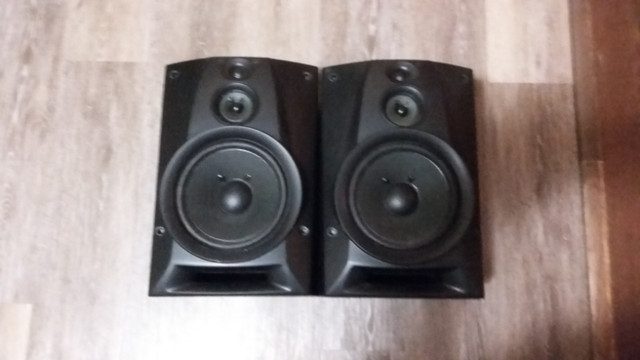 Sony bookshelf speakers with ceter channel and headphones in General Electronics in Kingston - Image 4