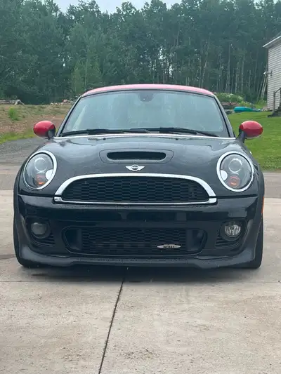 This pre-owned Mini Cooper John Cooper Works Roadster is a thrilling 2-seater sports car that combin...