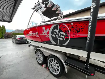 2009 MasterCraft X35 This is a big boat 23.5ft without the swim grid, 5000lbs dry weight. It sits up...