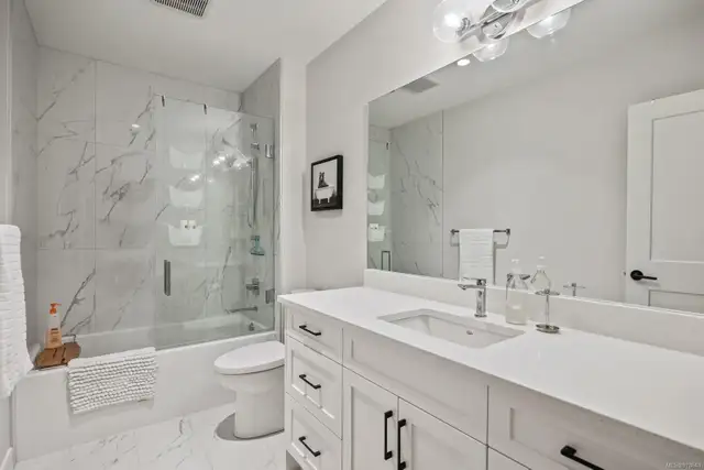 New, Spacious and Modern 2 beds ground level unit