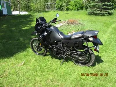 KLR 2018 acheté neuve en septembre 2019, seulement 5,867 kilomètres. Équipé avec Pare brise surmonté...