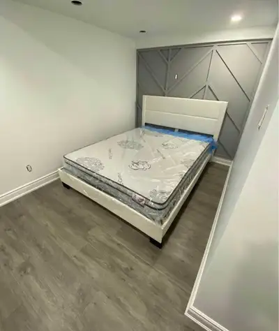 Lit queen avec matelas neuf , View more