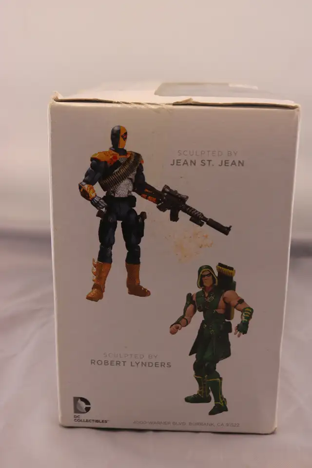 Green Arrow Vs Deathstroke Action Figure 2-Pack -(#42110-1) in Arts & Collectibles in City of Halifax - Image 6