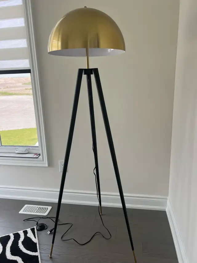 Tripod Floor Lamp in Indoor Lighting & Fans in Markham / York Region - Image 2