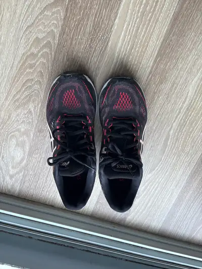 In great shape. Barely worn. Womens size 9