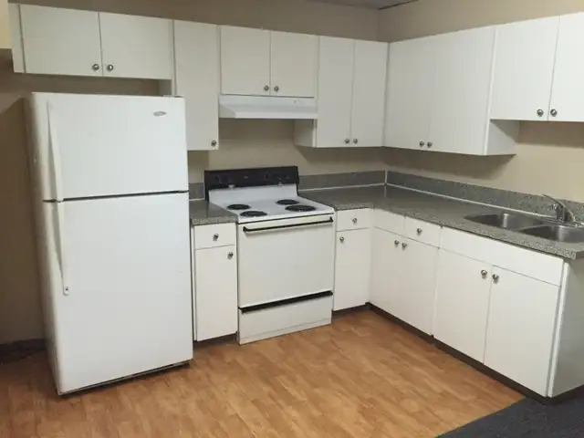 Bright 2-Bedroom Suite Near Robert Burnaby Park – Utilities Incl