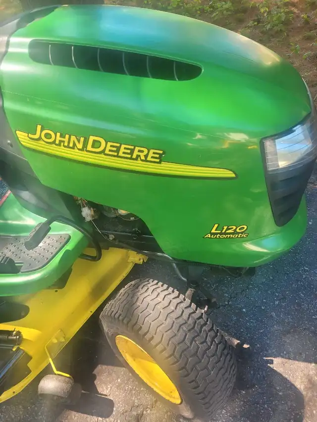 John Deere L120 lawn tractor63611958244611121