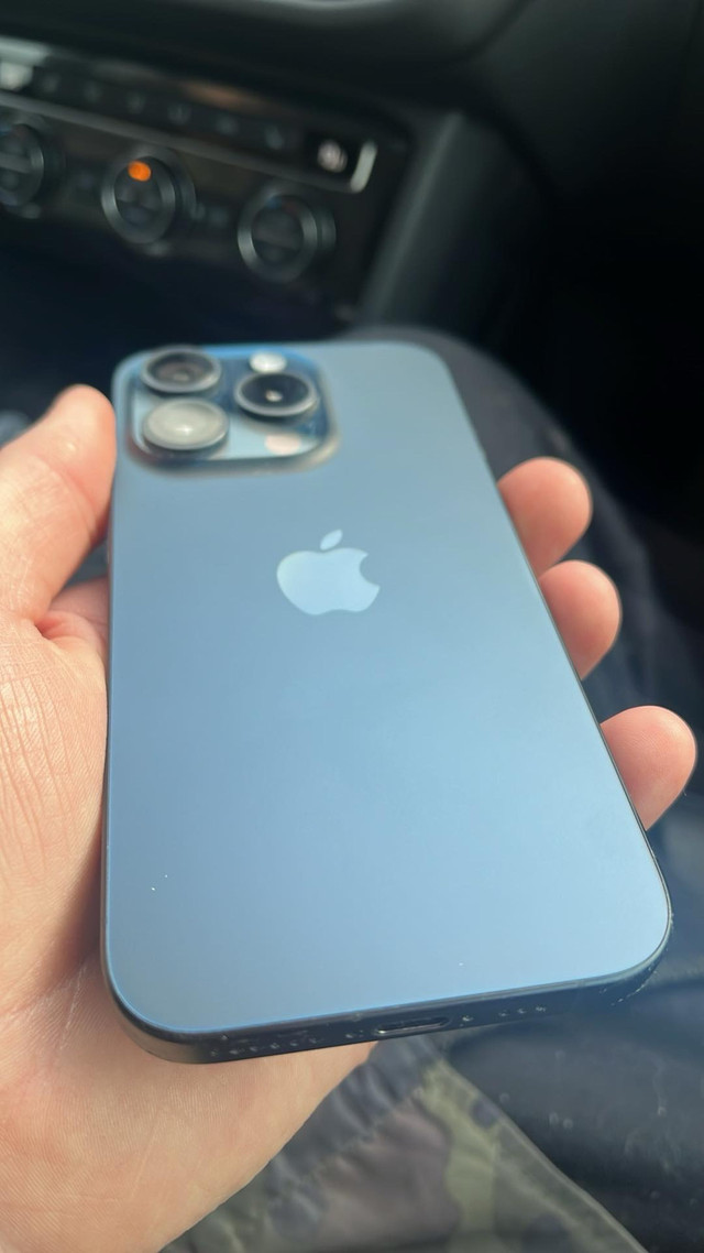 iPhone 15 pro bleu titane encore garanti dans Téléphones cellulaires  à Victoriaville
