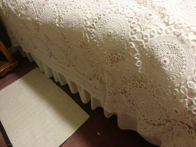 Vintage/Antique Crochet Bedspread - ruth in Arts & Collectibles in Owen Sound - Image 3