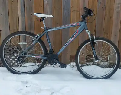 Vélo Comme-NEUF avec suspension . Like-NEW Bike with suspension, View more