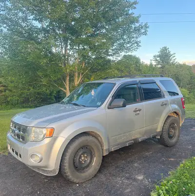 2012 ford escape -3L v6 AWD -306k and climbing -MVI till September 2026 -Has new front and rear brak...
