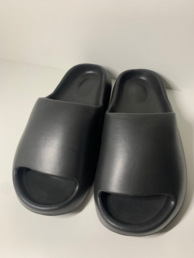 - Pillow slides noir  dans Chaussures pour hommes  à Ville de Montréal - Image 2