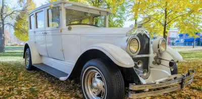 Magnifique Buick blanche limousine à vendre. Entièrement refait. Évaluation fournie avec tous les dé...