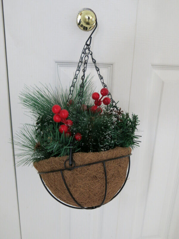 CHRISTMAS HANGING BASKET, outdoor / indoor, 9" diameter, new Other
