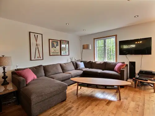 Condo sur 2 étages d’environ 1500 pi2 disponible du 1er avril 2026 au 30 novembre 2026. Durée de loc...