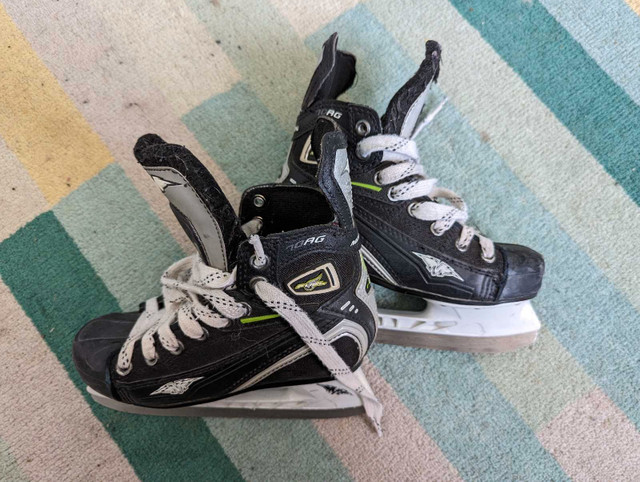 Kids hockey skates size 1E in Skates & Blades in Peterborough
