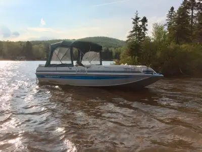 Je vends mon bateau ponté Princecraft de 22 pieds, idéal pour des journées ensoleillées sur l'eau. B...
