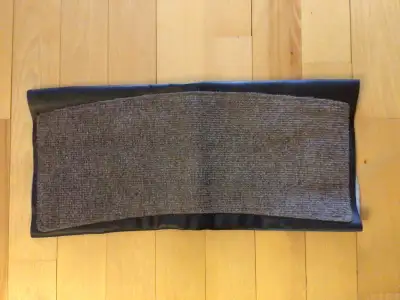 Protège marche d’escalier pour une roulotte. Marche d’escalier en forme arrondie dans la partie du h...