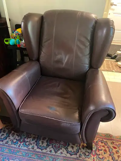 Fauteuil en cuir brun inclinable/Brown leather recliner/ H4E 4M6, View more