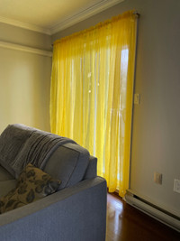  Shear yellow curtains .