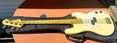 Squire 2 Presision Fender Bass, View more