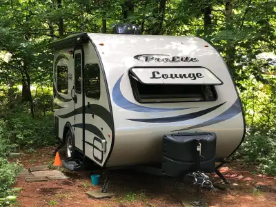 ROULOTTTE CABINE 13 PIEDS, 15 PIEDS AU TOTAL. Auvent à rouleau rétractable; 2 bombonnes propanes, to...
