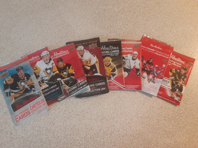 8 SERIE DE BASE DE HOCKEY COMPLETES DU TIM HORTONS in Arts & Collectibles in Laval / North Shore - Image 2