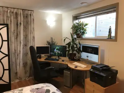 Home or office - A beautiful modern designed kidney shaped desk that can be configured either straig...