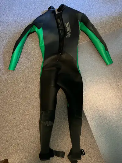 Bare Wetsuit Size medium Side seam need to be reglued. Seam sitching is still good. Arm length from...