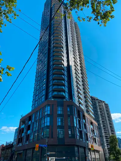 This is a 4years new condo, high floor unit, face to east/ north