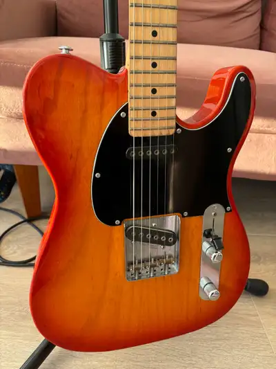 It comes with a Fender soft guitar case. Condition: Good. Local pickup only in Vancouver. Feel free...