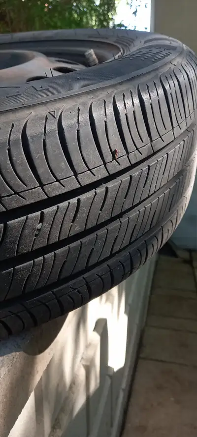 pneus 205/55R16 très peu roulés état presque neuf sur jantes aciers était sur Hyundai Elantra va aus...