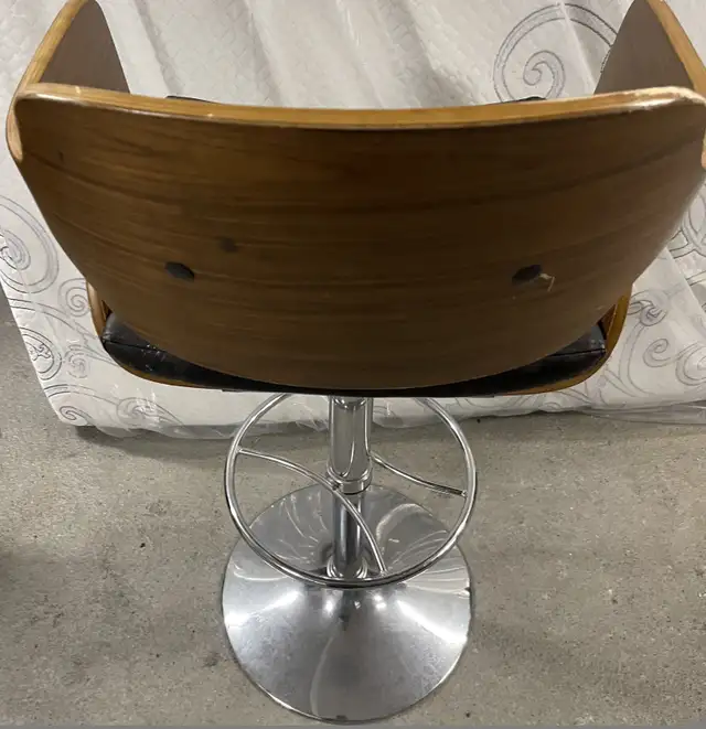 Adjustable Swivel Bar Stool in Chairs & Recliners in Mississauga / Peel Region - Image 3