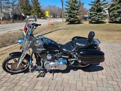 This is a used 2007 Harley-Davidson Super Glide Custom FXDC with 166,409 kilometers, offering a blen...