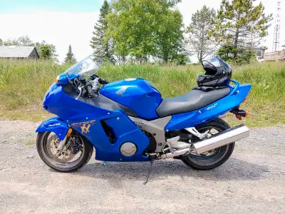 2000 CBR1100XX Super Blackbird. New rear tire and battery August 2023. Maintenance manual and spare...