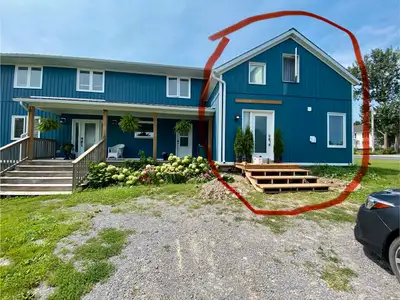 Bright 2-Bdrm Apartment in Hillier - 2 Parking Spots Included