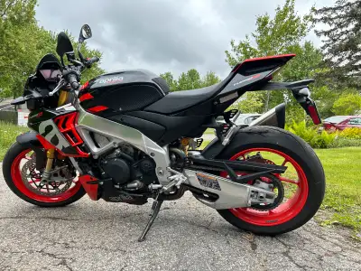 Aprilia Tuono V4 Factory 2021 avec 6242 km au compteur. Etat impeccable. Prise USB a cote du tableau...
