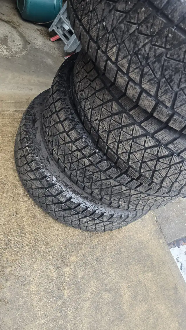 255 70 18 set of four bridgestone Blizzack in Tires & Rims in Bedford - Image 3
