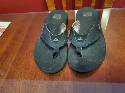 Sandale pour homme de marque Reef. Excellente condition. Grandeur 10. Demande 20$. Man Reef sandal f...