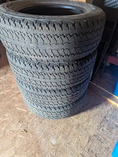 4 Tire 235/65R17 Destination A/T Firestone. Bon pour le bois. 2 des 4 tire ne passe pas l'inspection...