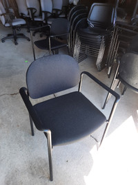 11 chaises avec accoudoirs noir très solides